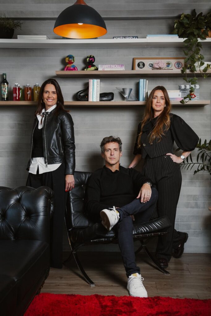 na-foto-da-direita-para-esquerda-Claudia-Bezerra-Alexandre-Level-e-Hellen-Mundim-Credito-Cecilia-Neves-682x1024 Kind assume conta da Mondaine e amplia carteira com novas marcas