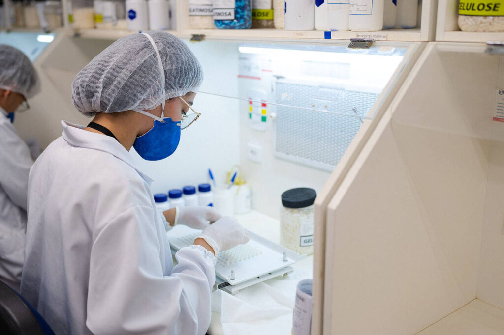 Drogaria-Araujo-Laboratorio-de-Manipulacao-Play-P_Easy-Resize.com_-1024x682 120 anos de confiança: a história da Araujo com Minas Gerais