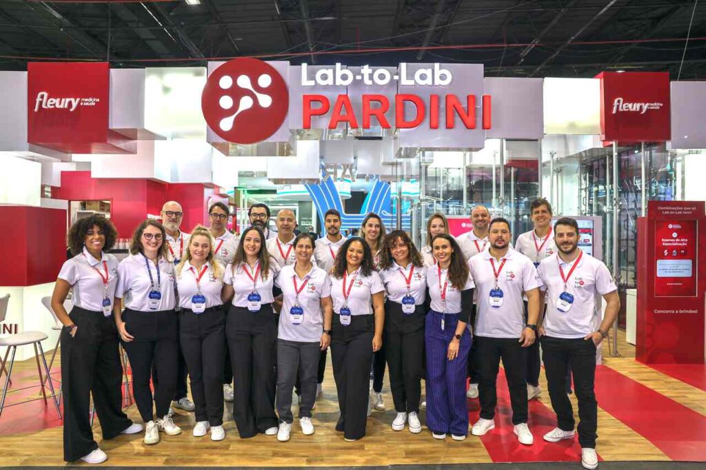 Foto-equipe-no-CBPC-2024-foto-Alex-Deitos_Easy-Resize.com_-1024x682 Lab-to-Lab Pardini leva conhecimento e inovação ao principal congresso de medicina laboratorial da América Latina