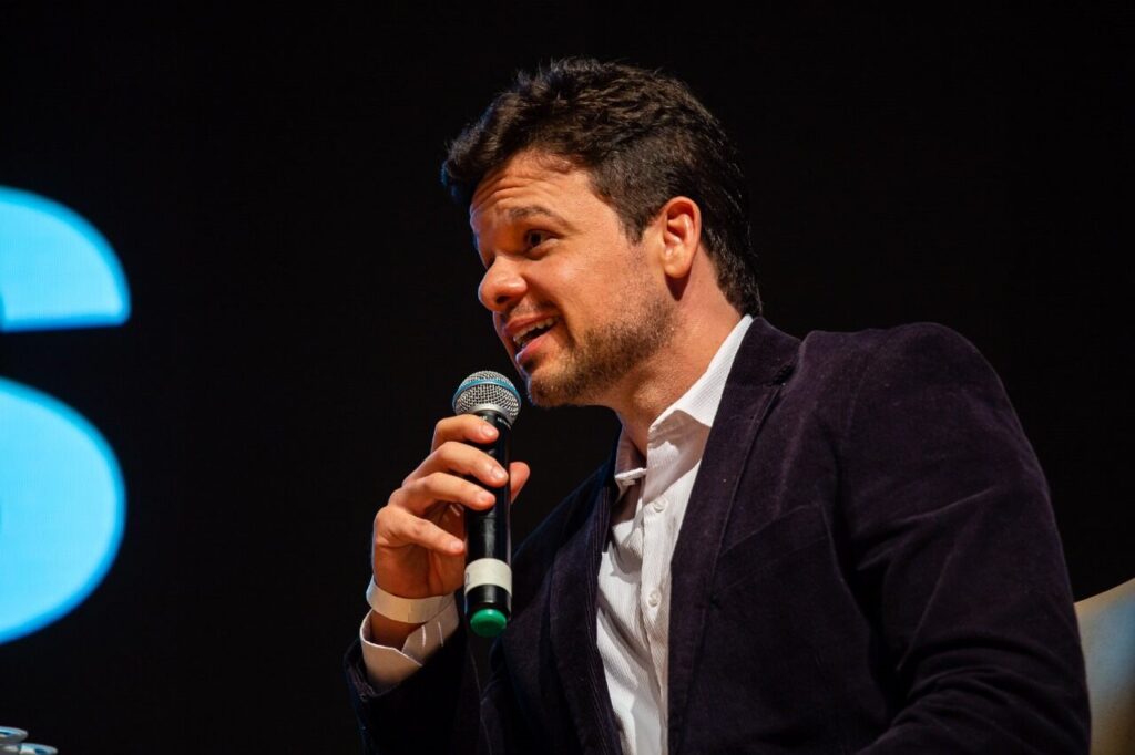 Leandro-Souza-de-Pinho-foto-Cassia-Cinque-3-2-_Easy-Resize.com_-1024x682 Pesquisa "RHs Mais Admirados" destaca liderança mineira no cenário corporativo