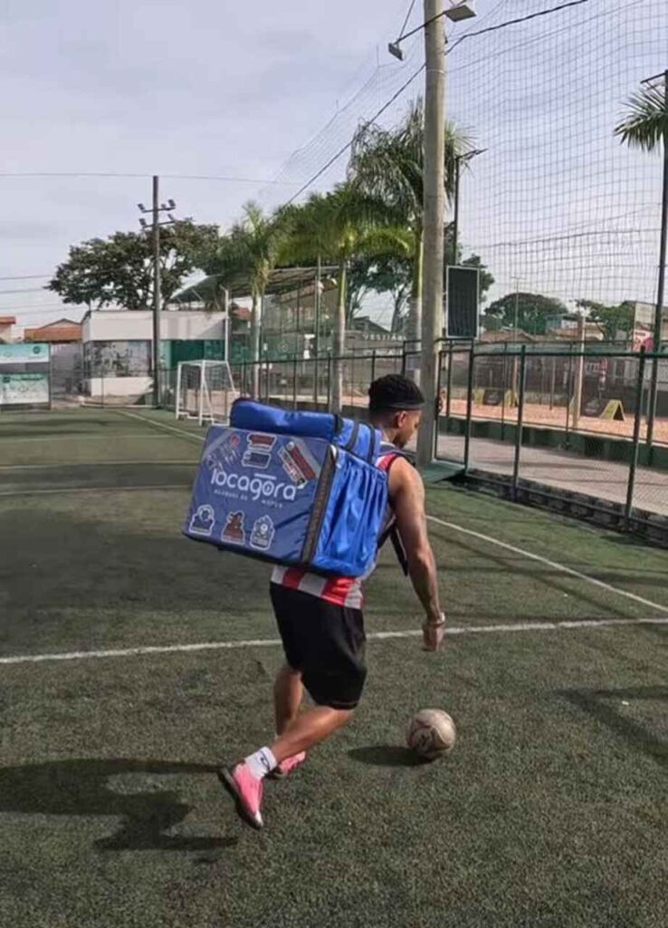 Nenzada-Motoboy-Bilingue-Foto-Divulgacao_Easy-Resize.com_-738x1024 Delivery Cup estreia em BH com campeonato de futebol, inclusão feminina e programação para toda a família