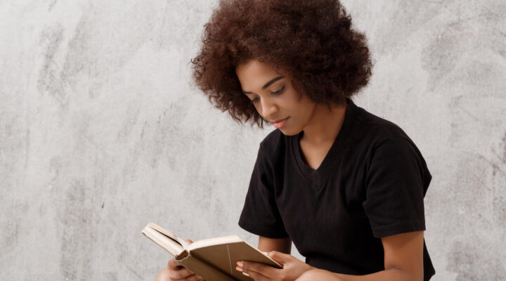 Festival Sempre um Papo lança Clube do Livro sobre Letramento Racial, coordenado por Madu Costa.