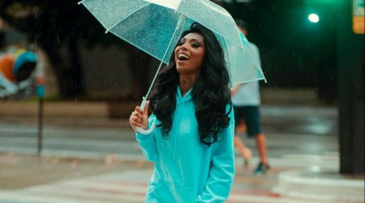 Influenciadora Sàra Zarâ chega a BH com seu espetáculo de humor “Vim pelo Desespero”.