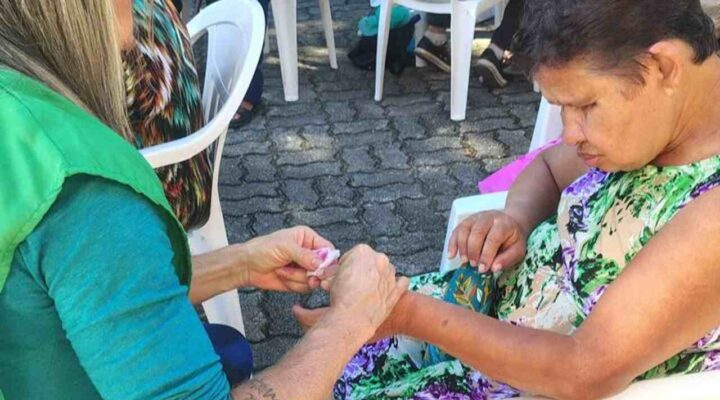 Projeto universitário leva cuidado e autoestima a mulheres com deficiência visual