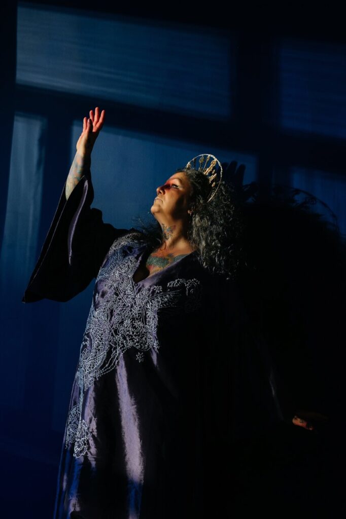 Espetaculo-teatral-DRAGOAS-com-Cynthia-Paulino.-Credito-Espaco-Kika-BH-foto-03_Easy-Resize.com_-682x1024 As forças primordiais de uma Dragoa do Teatro