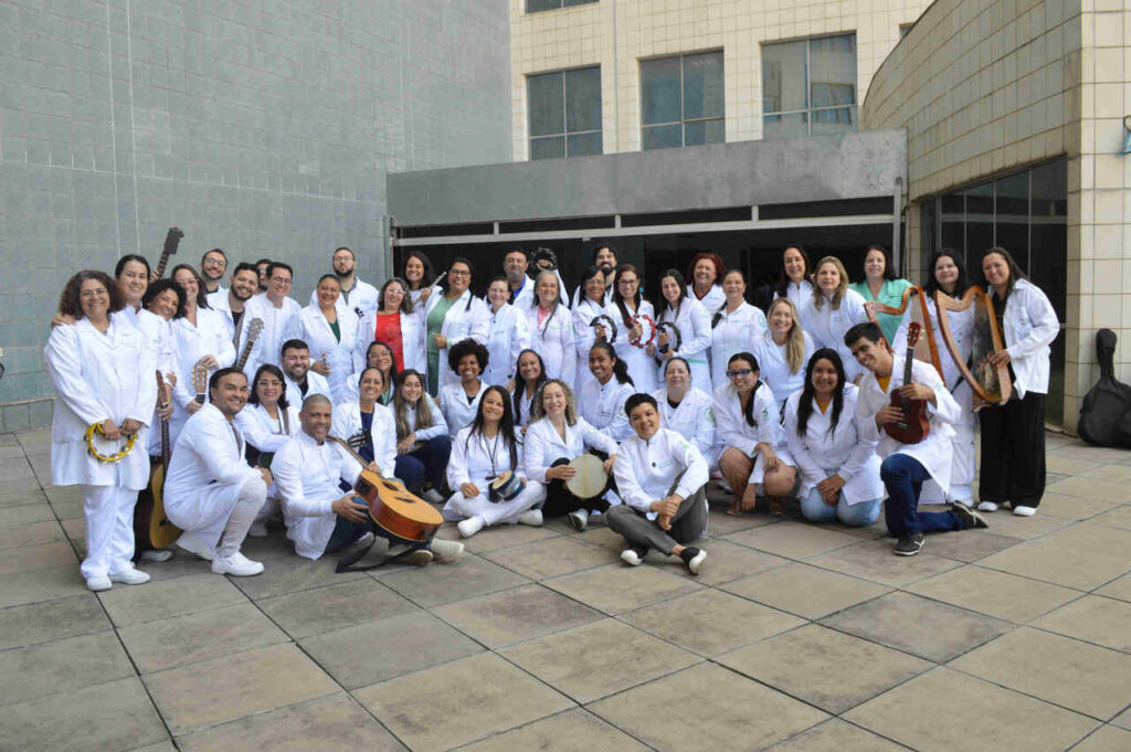 IMG_7989_Easy-Resize.com-1-1024x681 Musicoterapia transforma o cuidado hospitalar e promove bem-estar a pacientes