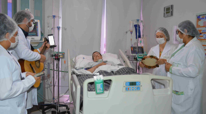 Musicoterapia transforma o cuidado hospitalar e promove bem-estar a pacientes