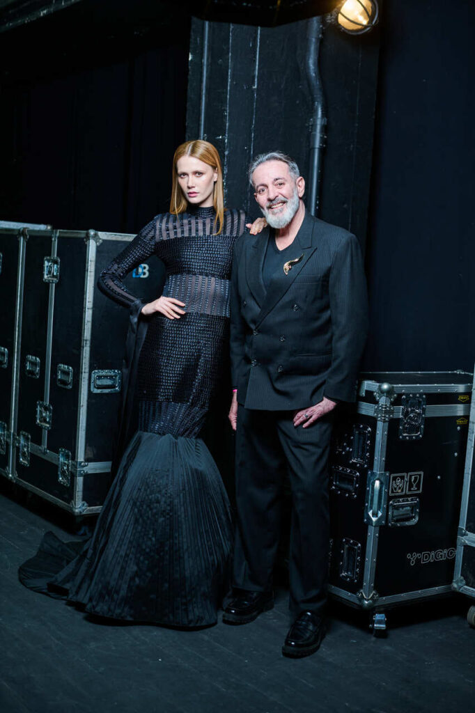 Modelo-e-Cassio-Vital_Peca-Alphorria_Creditos-Marcio-Rodrigues_Easy-Resize.com_-682x1024 A.Criem homenageia Edna Thibau no Projeto Passarela da Liberdade