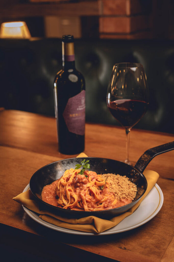 Ninetto-Fettuccine-con-Ragu-di-Salsiccia-Foto-Marcelo-Bruzzi_Easy-Resize.com_-682x1024 Dia do Macarrão: onde celebrar a data em Belo Horizonte
