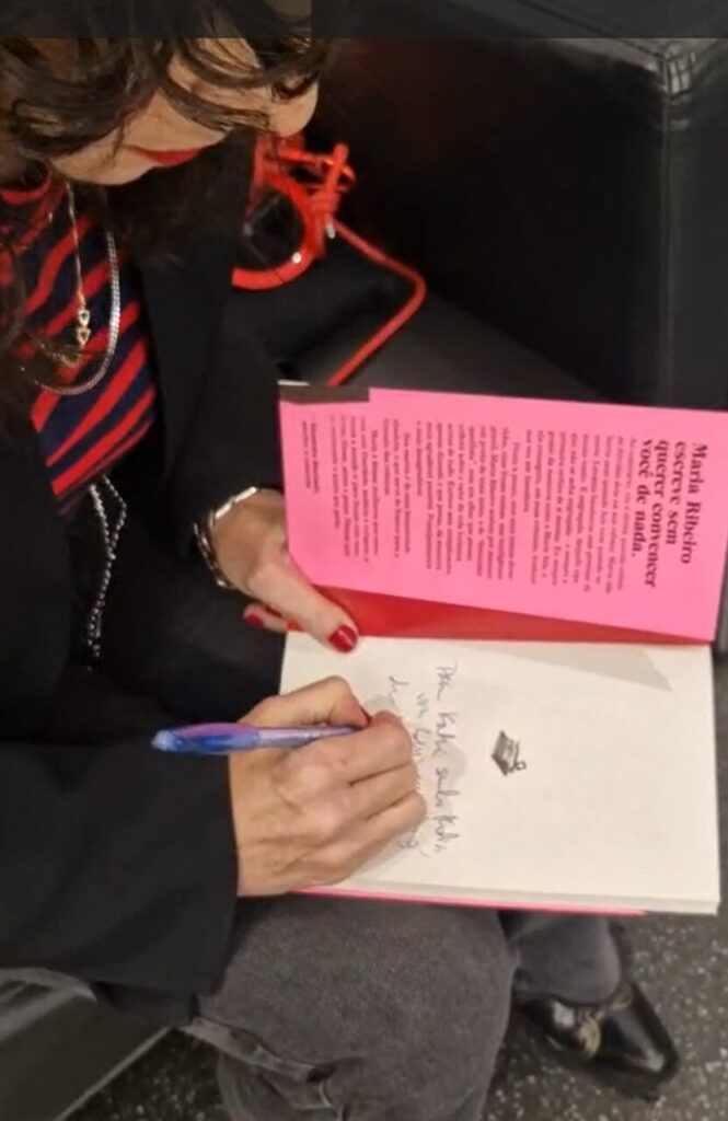 autografo-665x1024 Maria Ribeiro lança novo livro de crônicas e fala ao BH em Pauta sobre amadurecimento e perdas