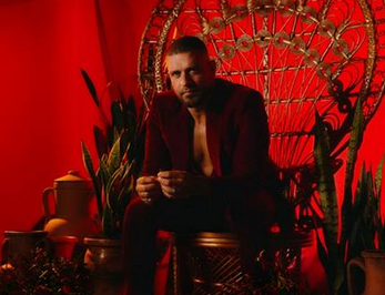 Diogo Nogueira transforma BeFly Hall em grande roda de samba