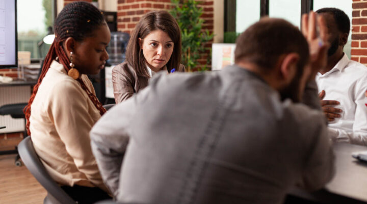 Barulho, vagas e inadimplência: entenda por que vizinhos brigam!