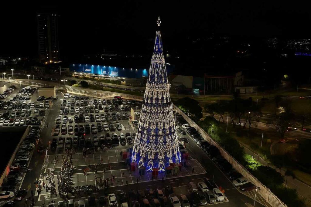Arvore-de-Natal-do-piso-Mariana-no-BH-Shopping-e-considerada-a-maior-de-BH-credito-Divulgacao-BH-Shopping._Easy-Resize.com_-1024x682 BH Shopping e Pátio Savassi inauguram suas decorações e programação natalina com cortejos, apresentações musicais e o tradicional Tire-fotos com o Papai Noel