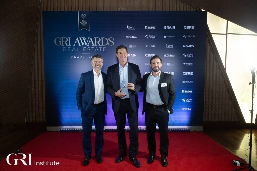 GRI-Awards-2025_2_Easy-Resize.com-1-1024x682 Expansão do DiamondMall é reconhecida como o projeto do ano pelo GRI Awards 2025