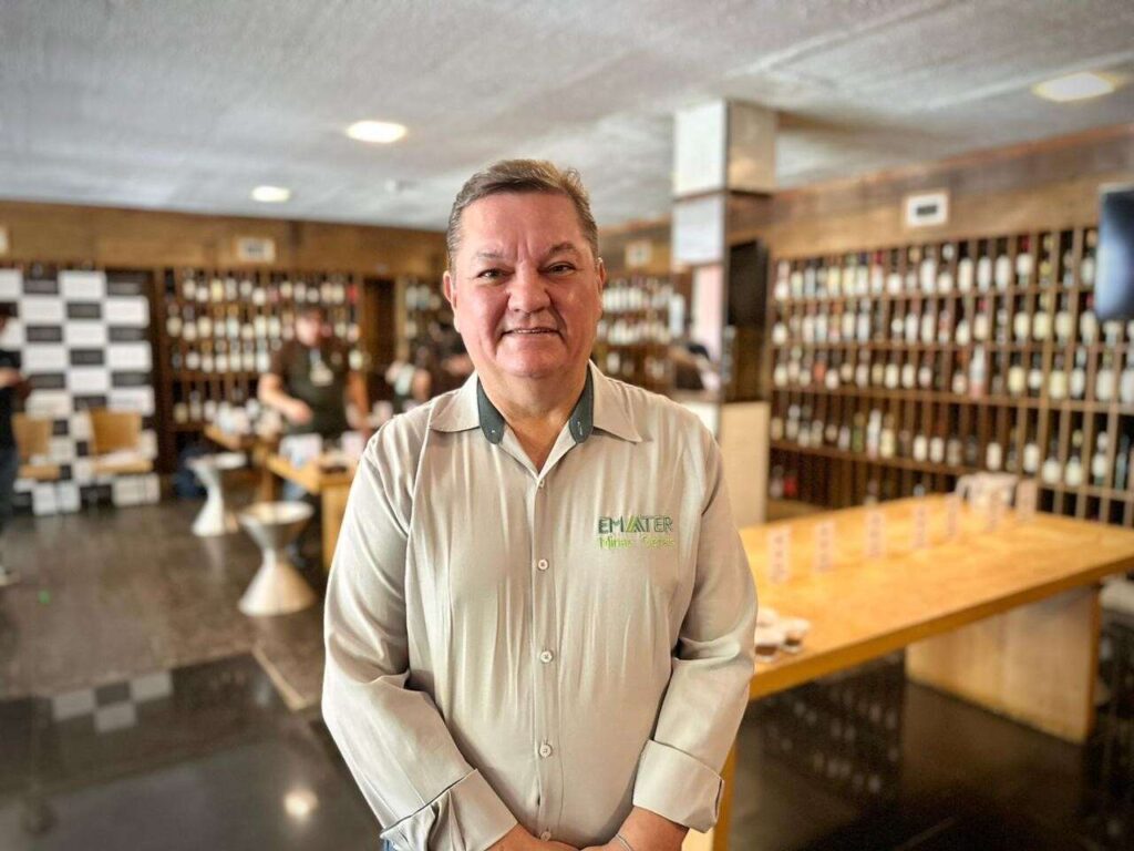 Gelson-Soares-Lemes-diretor-tecnico-da-Emater-MG_Easy-Resize.com_-1024x768 Concurso Estadual de Qualidade dos Cafés de MG realiza prova final no Verdemar com amostras recordes