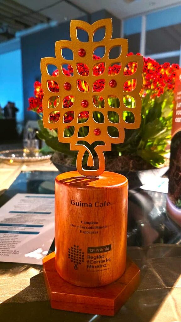 Premio-do-13o-Premio-Regiao-do-Cerrado-Mineiro_Easy-Resize.com_-576x1024 Guima Café é campeão na categoria Doce Cerrado do 13º Prêmio Região do Cerrado Mineiro