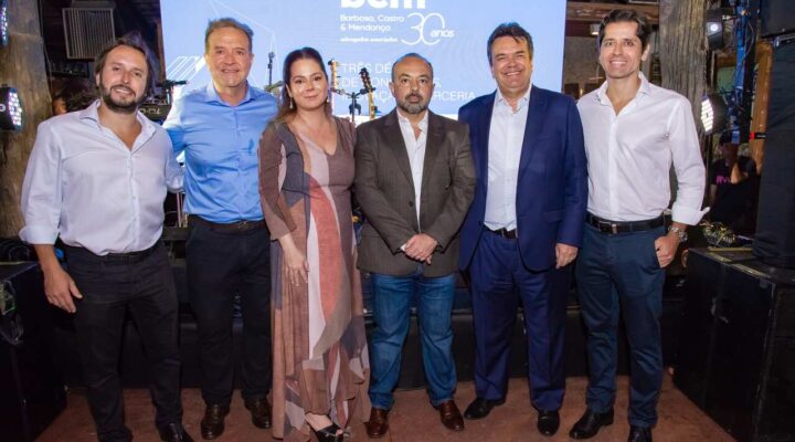 BCM Advogados celebra 30 anos de atuação com confraternização entre sua atual equipe e integrantes antigos que fizeram parte da sua história
