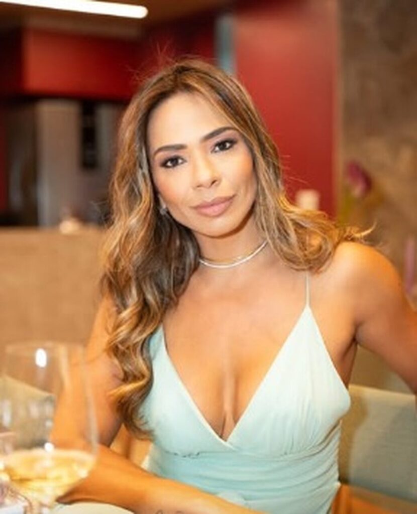 WhatsApp-Image-2025-10-14-at-12.56.34_Easy-Resize.com_-830x1024 Dia 26/11 acontece a 3ª edição da Confraria VIVA, exclusiva para mulheres apaixonadas por conexões genuínas e por um bom vinho