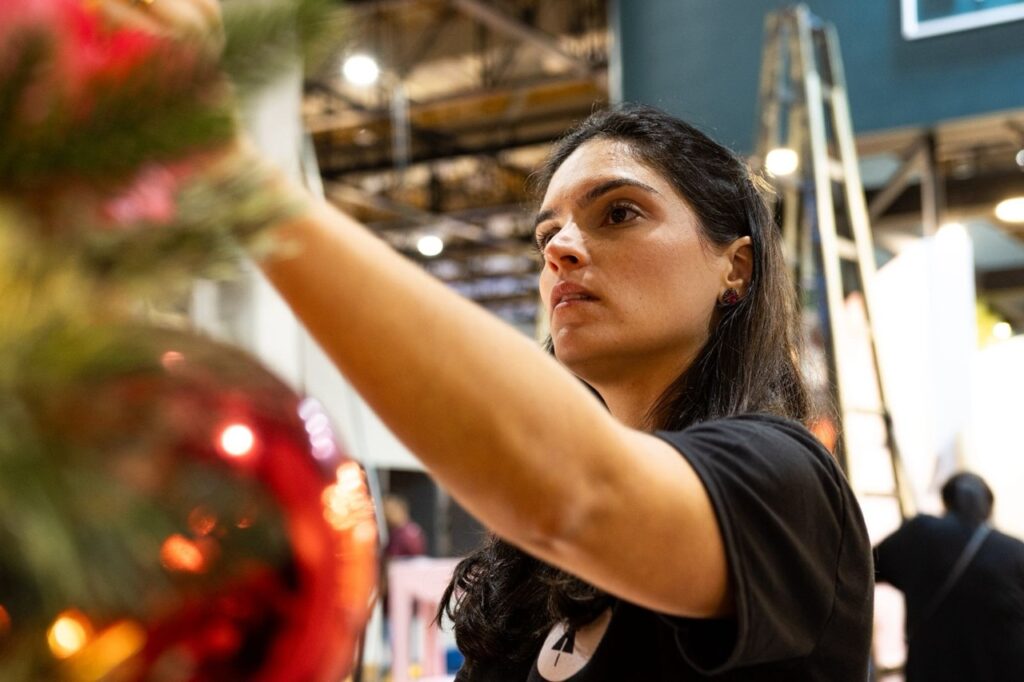 WhatsApp-Image-2025-10-31-at-15.29.32_Easy-Resize.com_-1024x682 O protagonismo feminino transforma a decoração natalina em um novo mercado criativo e profissional