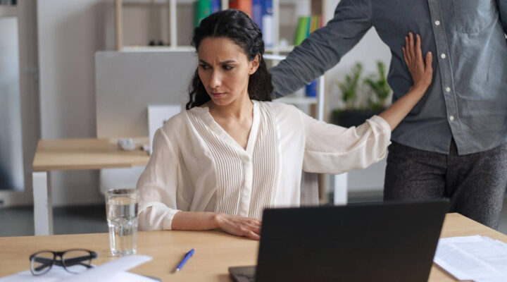Dia Internacional de Violência contra as Mulheres: 1 em cada  3 sofre assédio sexual no trabalho no Brasil
