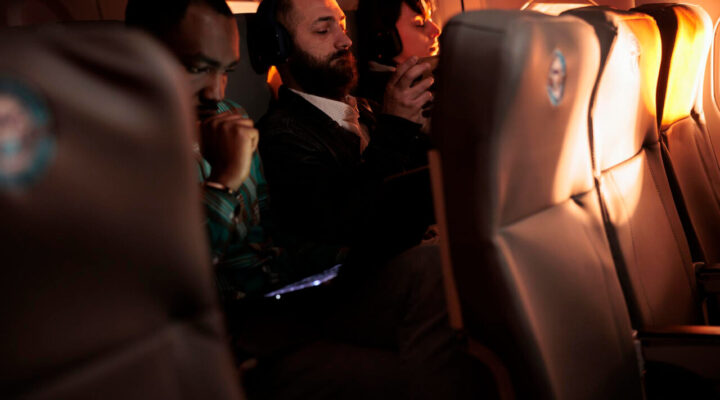 Longas viagens de fim de ano aumentam risco de trombose, alerta especialista