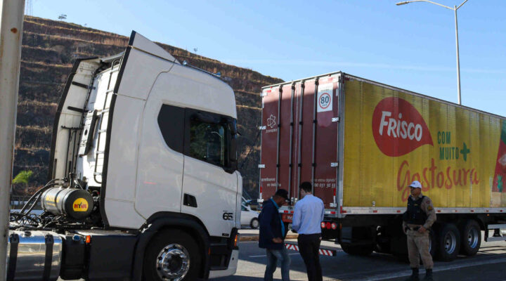 Setcemg realiza blitz educativa com foco em segurança nas estradas durante o período chuvoso