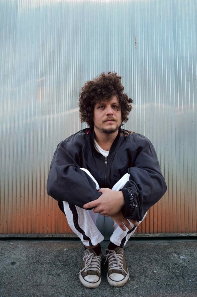 Chico Chico apresenta a turnê “Let It Burn / Deixa Arder” na capital mineira em novembro