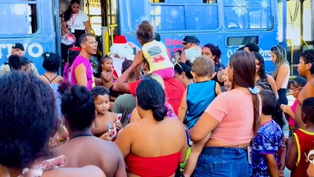 Natal-coletivo1_Easy-Resize.com_-1024x578 Natal Coletivo Ótimo leva ônibus iluminado com 2.600 brinquedos para crianças da Região Metropolitana de BH