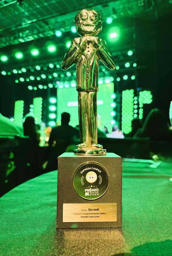 Sicredi_Premio-Reclame-AQUI_Easy-Resize.com_-689x1024 Sicredi é eleito pelo terceiro ano consecutivo líder em atendimento no Prêmio Reclame AQUI 2025