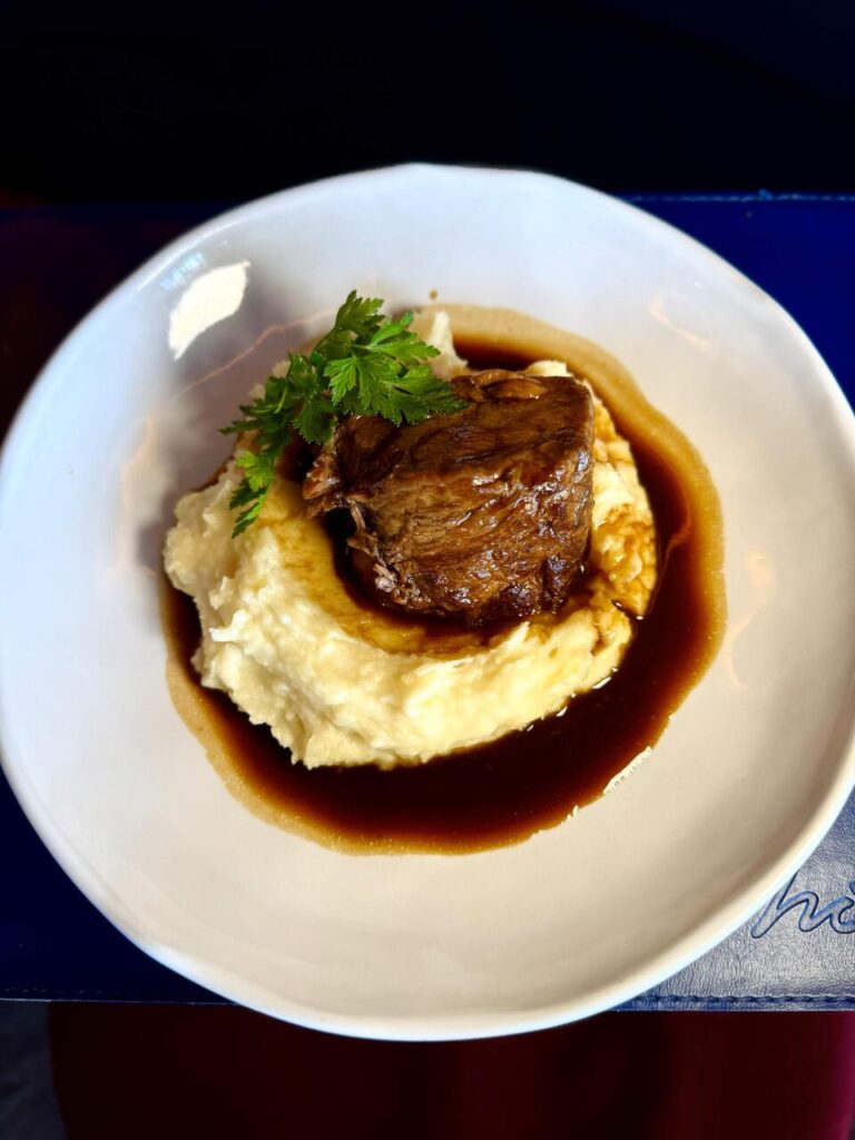 Almoco-Terraco-Nie-Foto_Micah-Rossi_Easy-Resize.com_-768x1024 Férias à mesa: cinco endereços para almoçar sem pressa em Belo Horizonte