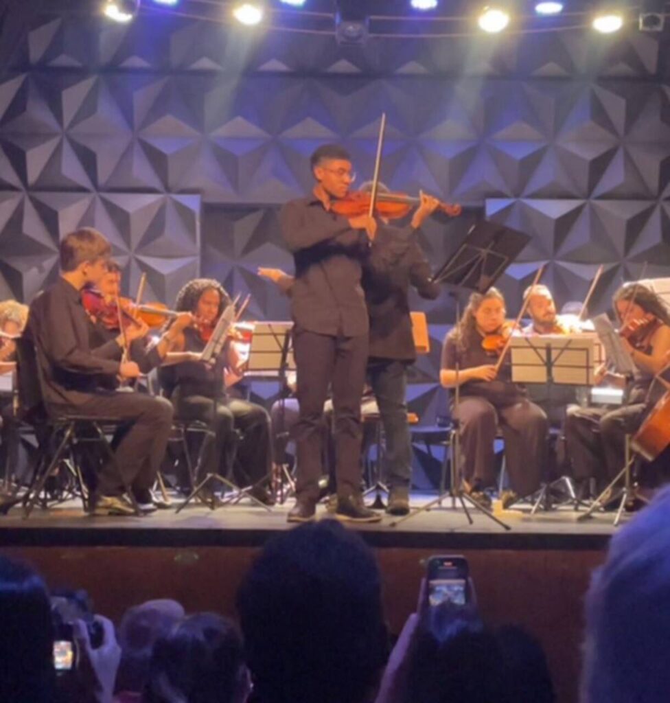 Captura-de-tela-2026-01-16-134743_Easy-Resize.com_-976x1024 Jovens mineiros celebram participação na Orquestra Jovem Sesc Brasil