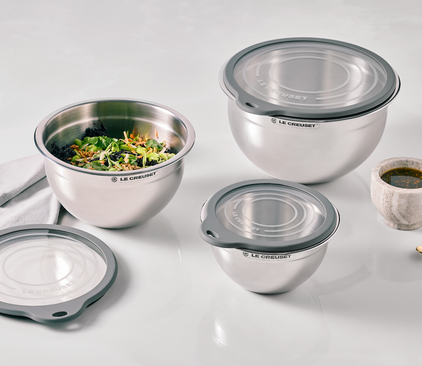 Captura-de-tela-2026-01-20-125328 Le Creuset inova com Coleção Gourmand, Bowl Inox com Tampa de Vidro e Miniatura Collection