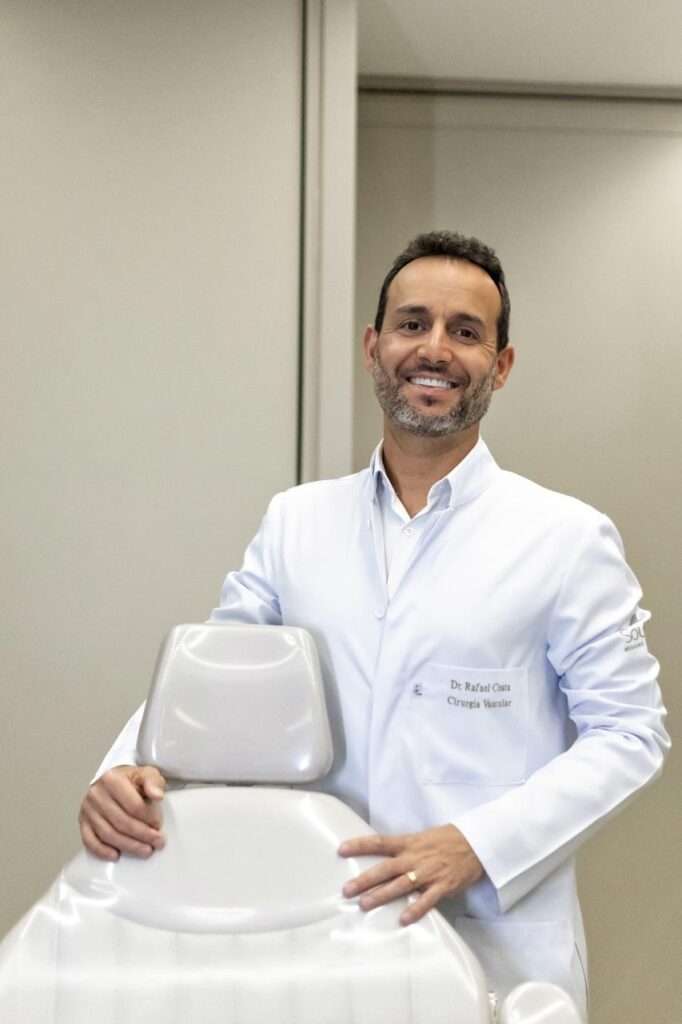 Dr.-Rafael-Costa-cirurgiao-vascular-do-Hospital-Evangelico-de-Belo-Horizonte_Easy-Resize.com_-682x1024 Doença crônica do sistema circulatório, varizes devem ser acompanhadas por especialistas