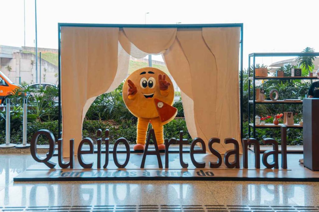 Estande-Queijos-CRQA5-Foto-OFK-Films_Easy-Resize.com_-1024x682 Turistas são recebidos com Queijo Artesanal em Minas Gerais no BH Airport