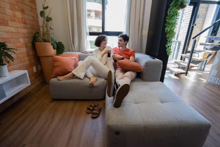 Os 5 estilos de sofá que ajudam a economizar espaço em apartamentos pequenos