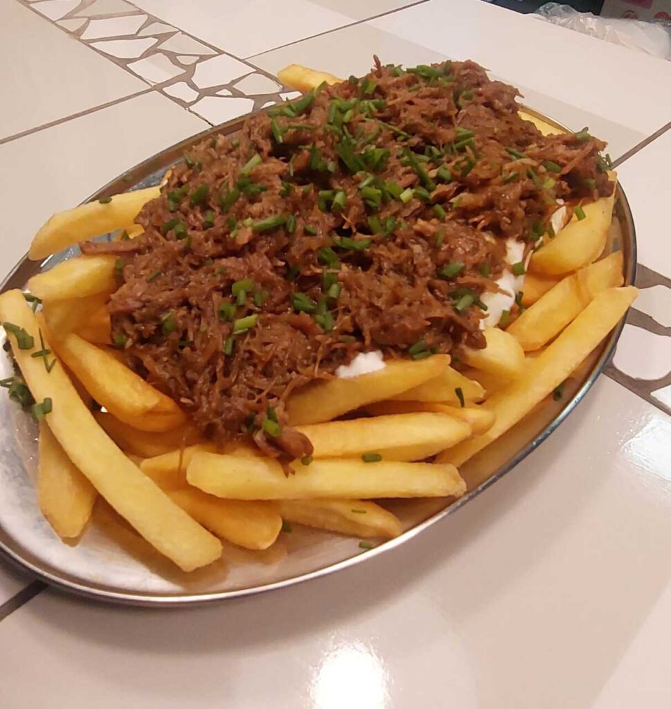 Batata-frita-com-carne-e-creme-azedo-do-Leopoldo-Butiquim.-Credito_-arquivo-pessoal-_Easy-Resize.com_-970x1024 Aproxima Delas marca o retorno da Feirinha Aproxima e celebra o Dia Internacional da Mulher