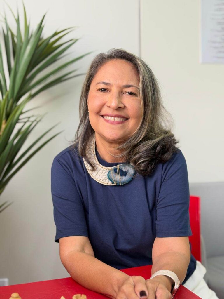 Betania-Pinheiro-curadora-arquivo-pessoal-_Easy-Resize.com_-768x1024 CCBB BH abre o Mês da Mulher com exposição "Marlene Barros: tecitura do feminino"