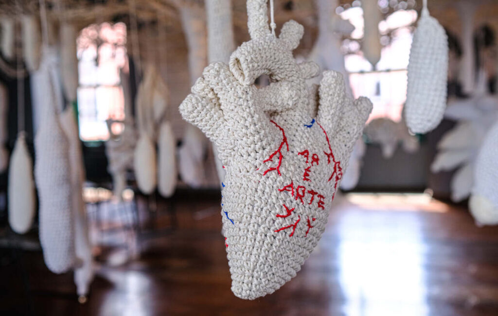 Entre-nos-fotografia-Larissa-Micenas_Easy-Resize.com_-1024x651 CCBB BH abre o Mês da Mulher com exposição "Marlene Barros: tecitura do feminino"