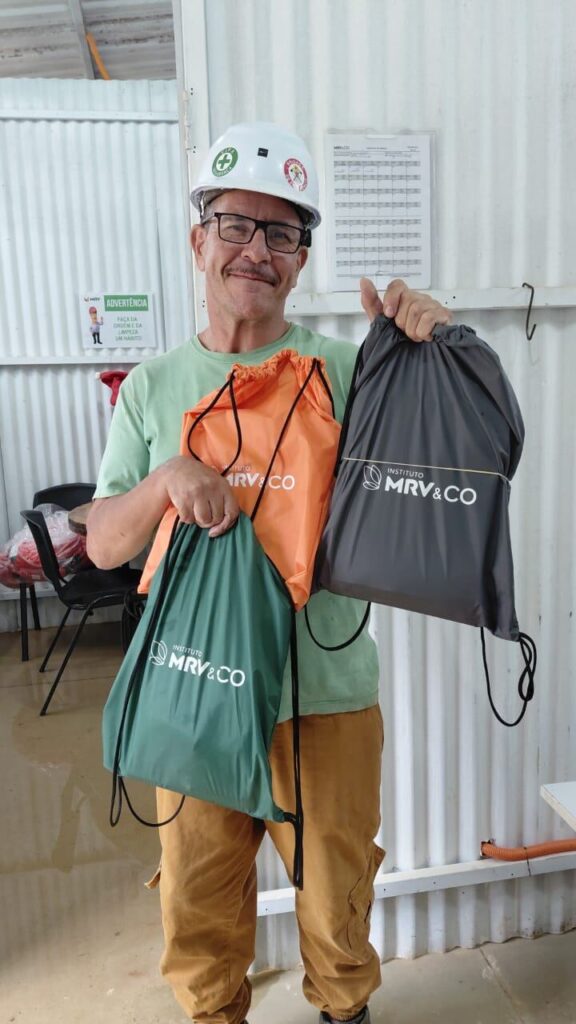 Marcio-Prestes_SimoneCristina_PontoFocal_Easy-Resize.com_-576x1024 Instituto MRV&CO entrega kits escolares para filhos de colaboradores do grupo em Minas Gerais