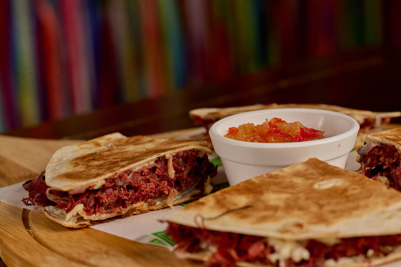 Carne-seca-com-queijo-coalho-e-geleia-de-abacaxi-com-pimenta-Bruzzi-2_Easy-Resize.com_ Notícias