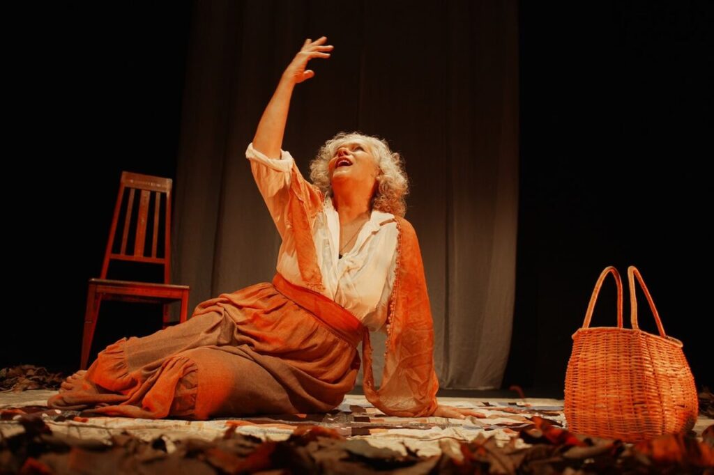 Cida-Falabela-em-Outono-foto-Janaina-Patrocinio_Easy-Resize.com_-1024x682 Araçuaí se consolida como a capital do teatro e reafirma o protagonismo cultural no Vale do Jequitinhonha