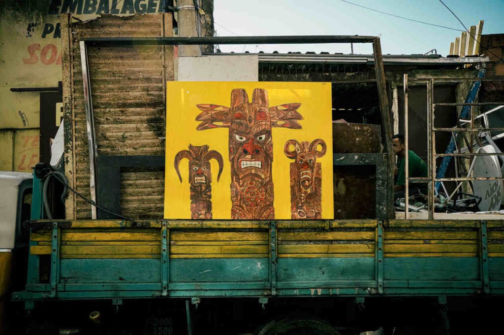 Exposição Sentinelas: Carrancas Pinceladas, de Kdu dos Anjos, ganha nova temporada em Belo Horizonte
