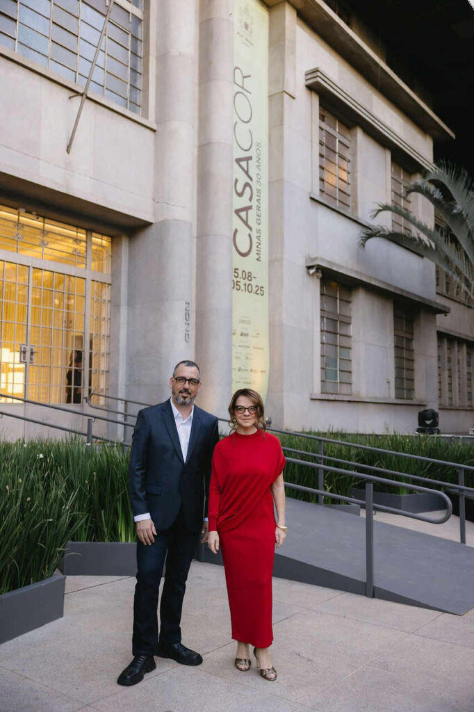 Eduardo-Faleiro-e-Juliana-Grillo-Diretores-CASACOR-Minas-Foto-Barbara-Dutra_Easy-Resize.com_-682x1024 CASACOR Minas retorna ao prédio da PUC Minas Lourdes, no Circuito Liberdade