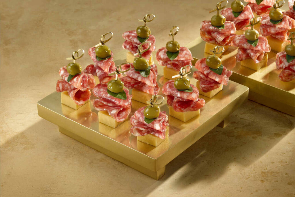 SALAME-CANAPES-BASE-GOLD_Easy-Resize.com_-1024x683 Três receitas de petiscos para acompanhar a cerimônia do Oscar 2026