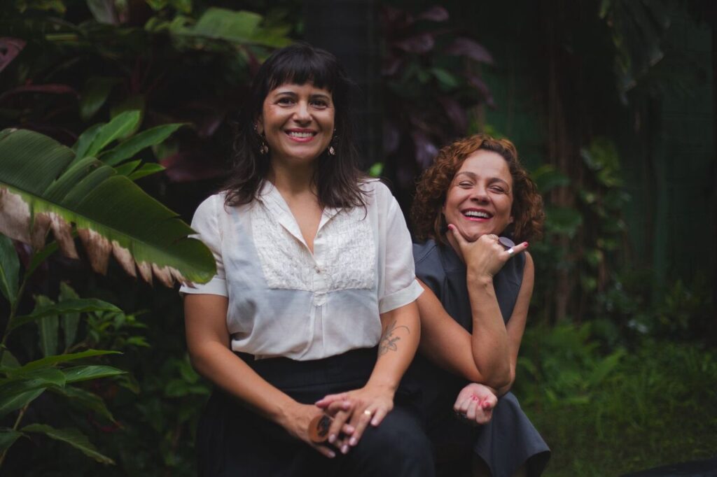 Vanessa-Mendes-e-Juliana-Saude_Foto-Gilberto-Goulart-1_Easy-Resize.com_-1024x682 Moã: projeto em BH propõe pausa coletiva e reconexão com o essencial por meio da escuta, da literatura e do encontro