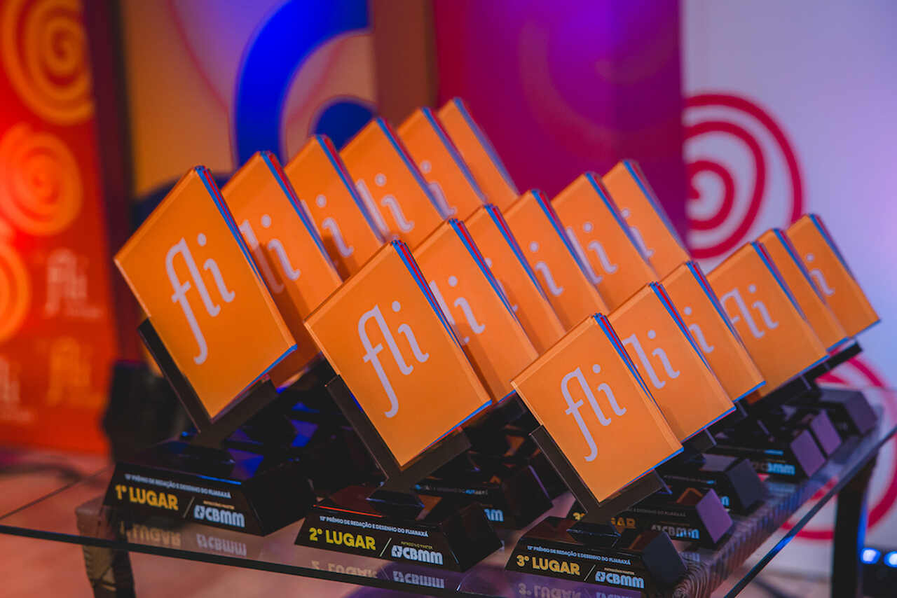 troƒeu_PREMIO_DE_REDACAO_E_DESENHO_@SIRBAG_-41551_Easy-Resize.com_ Notícias