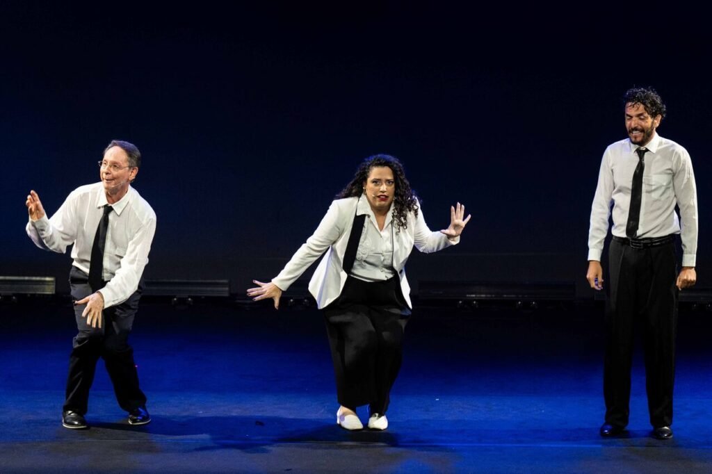 Estreia “Angelin, Professor de Humor”, espetáculo que celebra vida e obra de Ângelo Machado com utilização de IA, em cena