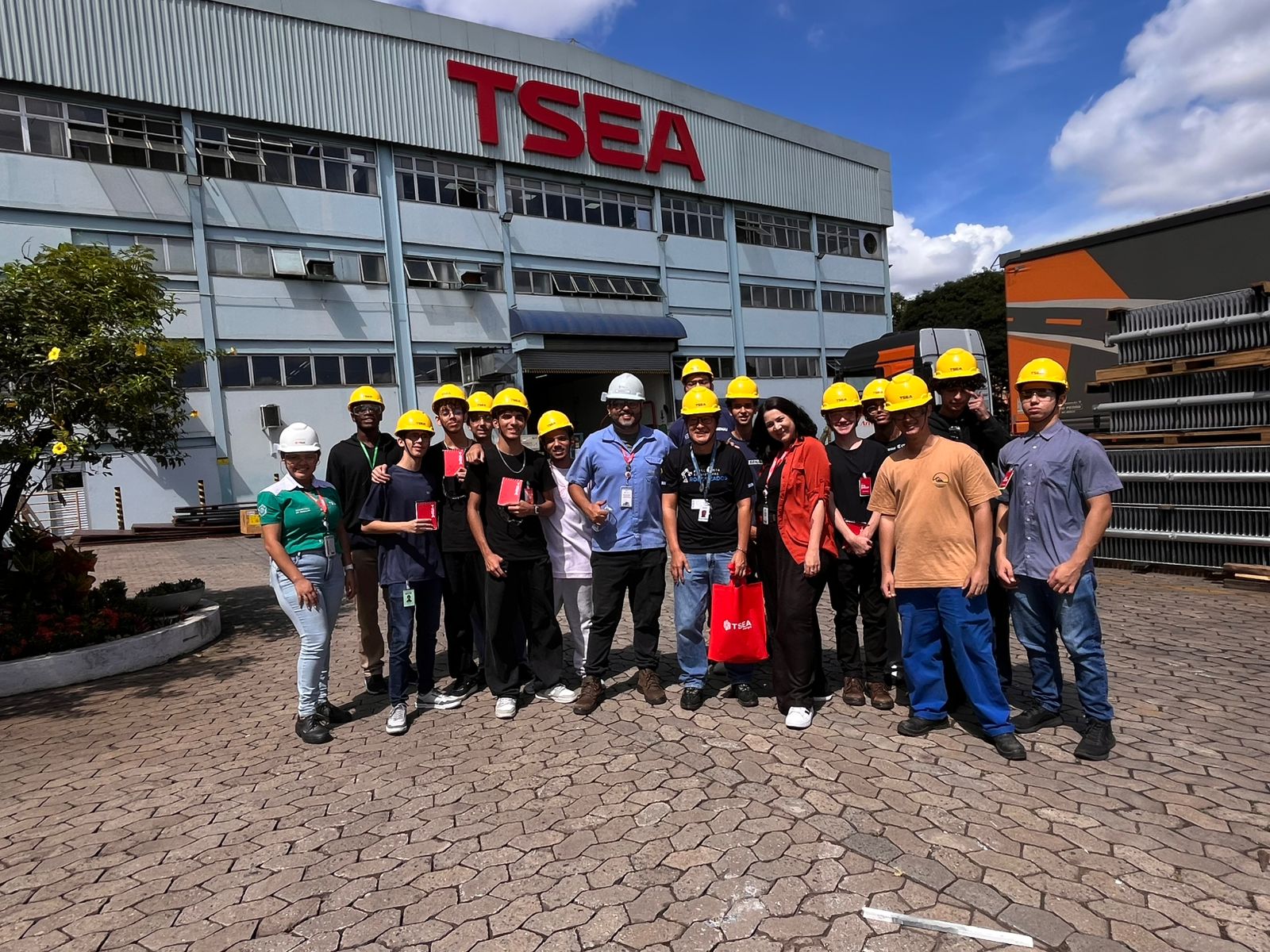Estudantes-do-Centro-SENAI-4.0-visitam-fabrica-da-TSEA_2 Notícias