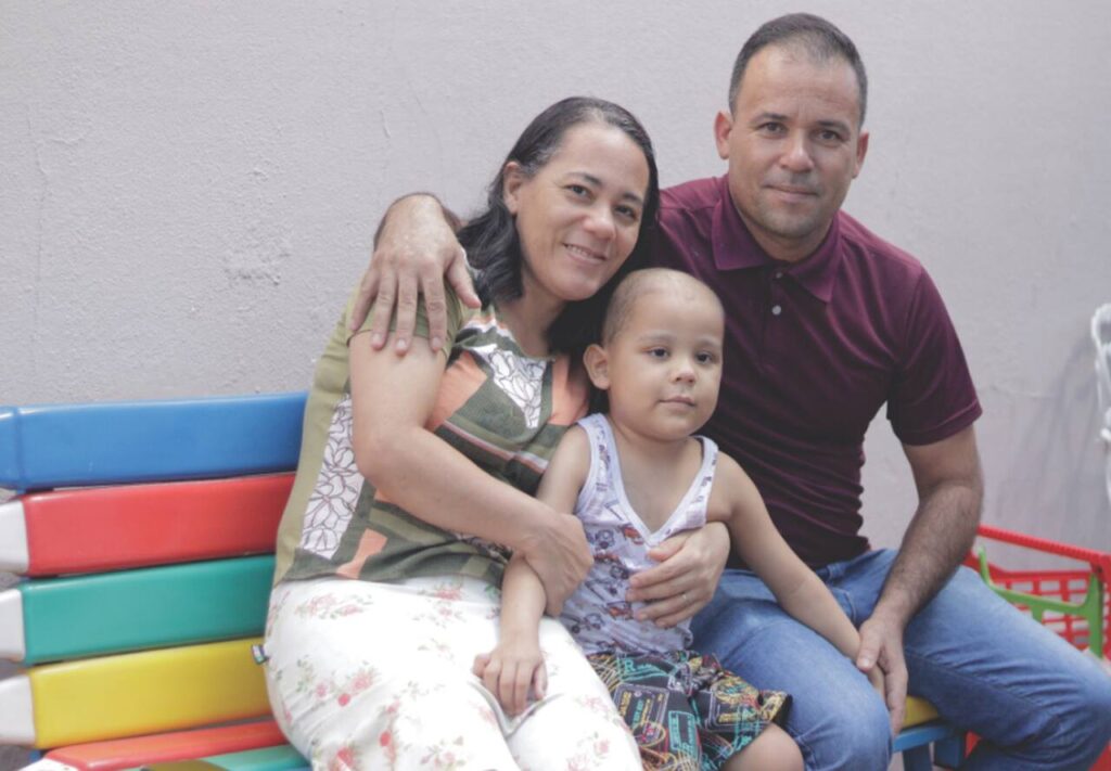 Assistido-Rael-e-seus-pais-Maria-da-Gloria-e-Rafael-Lacerda-Divisa-Alegre-MG._Easy-Resize.com_-1024x711 CÂNCER INFANTOJUVENIL: Brasil deve registrar 7,5 mil novos casos por ano, aponta o Instituto Nacional de Câncer