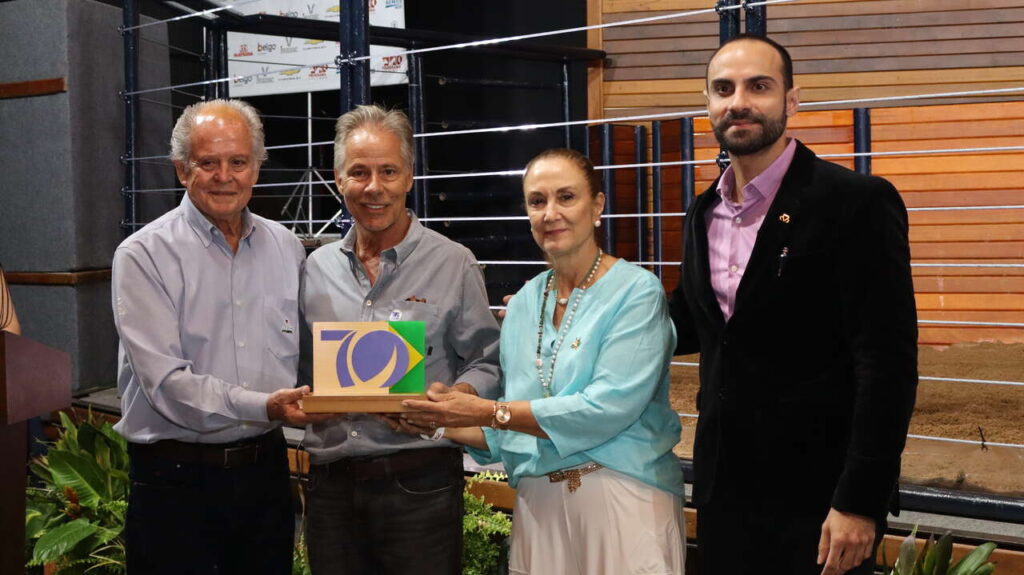 Entrega-do-premio-Guzera-de-Ouro-ao-presidente-da-ABCZ_Easy-Resize.com_-1024x575 Associação de Guzerá celebra 70 anos na ExpoZebu com registro histórico e homenagens